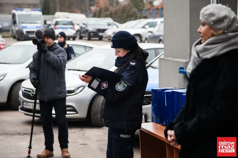 Ostrowska komenda Policji z nowymi radiowozami (zdjęcia, wideo)