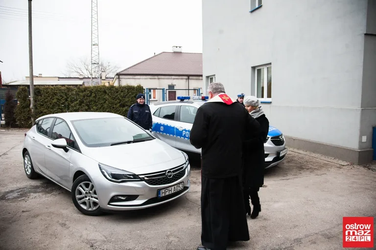 Ostrowska komenda Policji z nowymi radiowozami (zdjęcia, wideo)