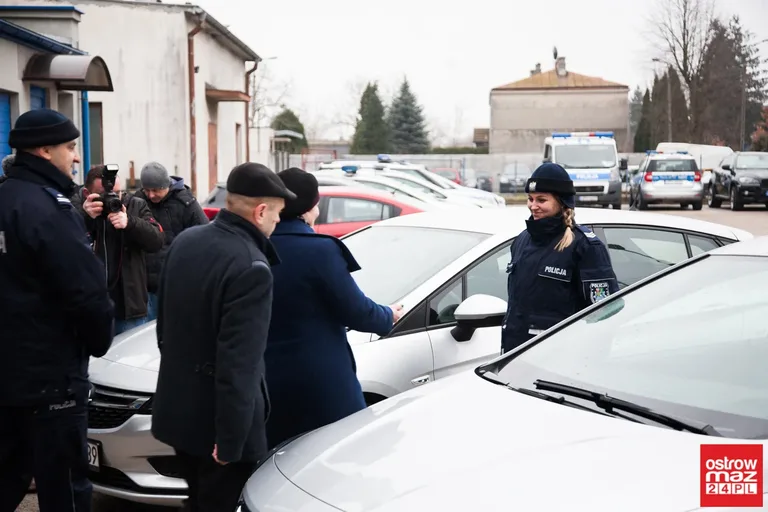 Ostrowska komenda Policji z nowymi radiowozami (zdjęcia, wideo)
