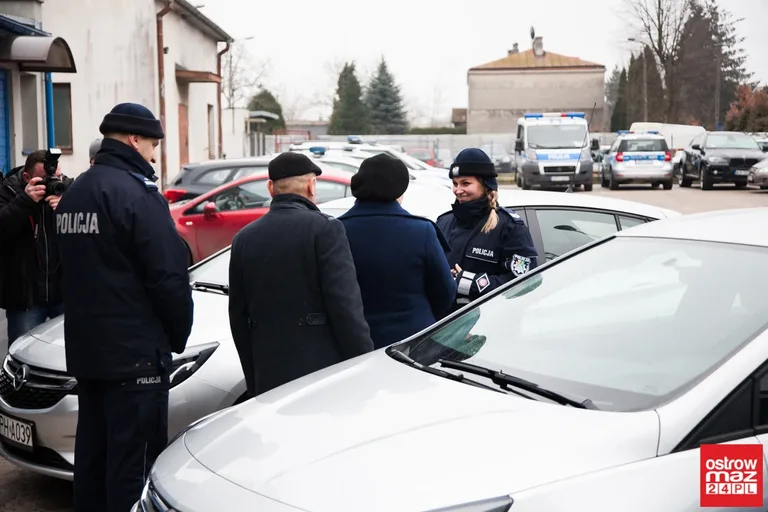 Ostrowska komenda Policji z nowymi radiowozami (zdjęcia, wideo)