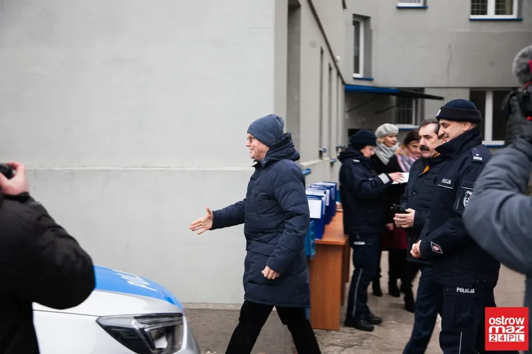 Ostrowska komenda Policji z nowymi radiowozami (zdjęcia, wideo)