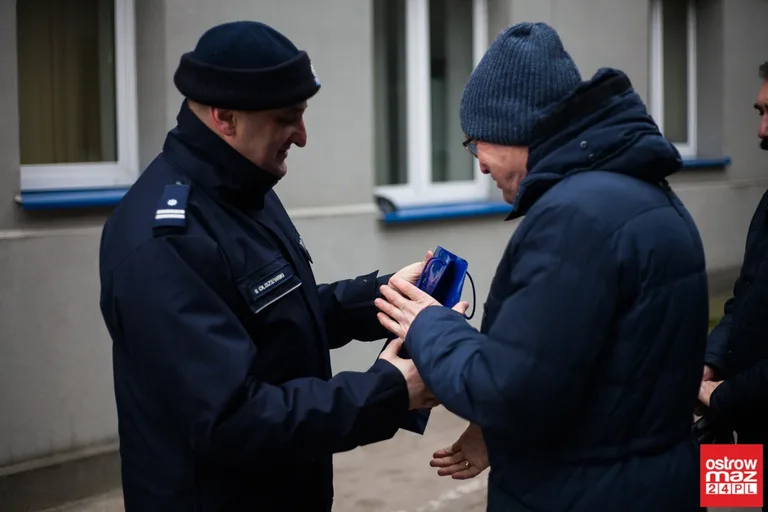 Ostrowska komenda Policji z nowymi radiowozami (zdjęcia, wideo)
