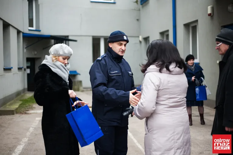 Ostrowska komenda Policji z nowymi radiowozami (zdjęcia, wideo)