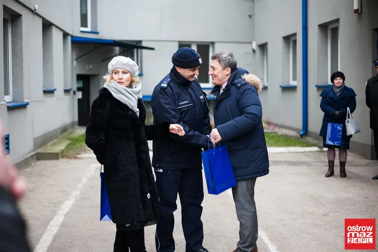 Ostrowska komenda Policji z nowymi radiowozami (zdjęcia, wideo)