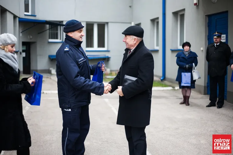 Ostrowska komenda Policji z nowymi radiowozami (zdjęcia, wideo)