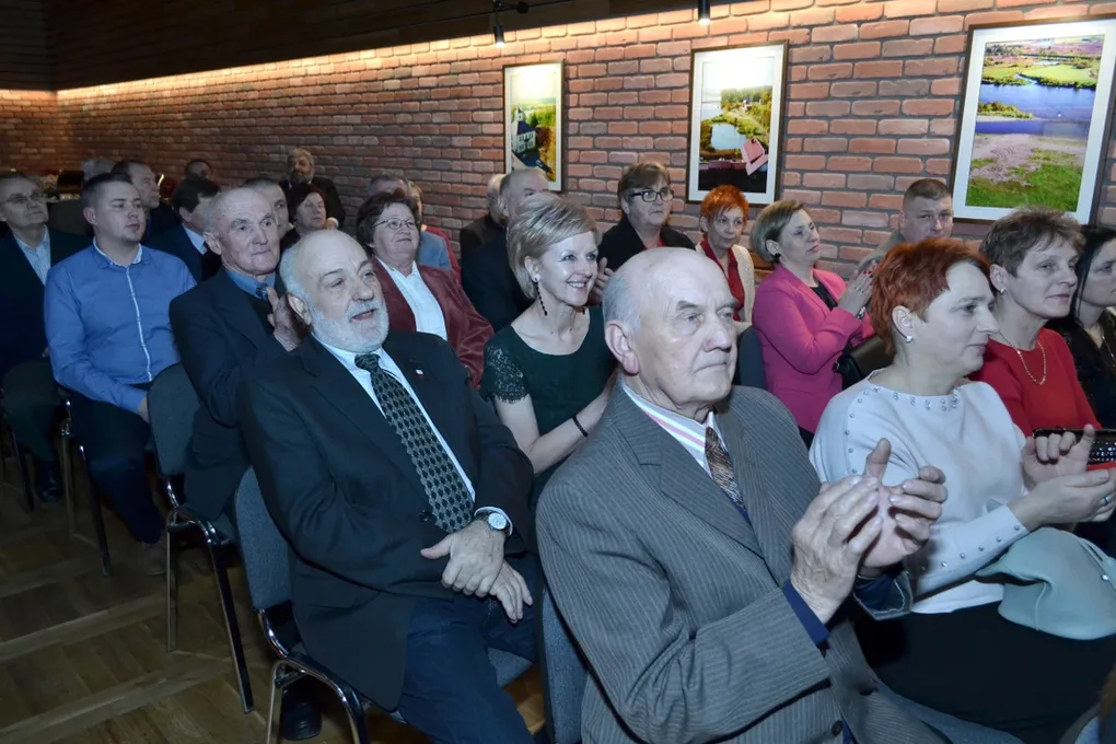Brok z nowoczesną salą widowiskową (zdjęcia)
