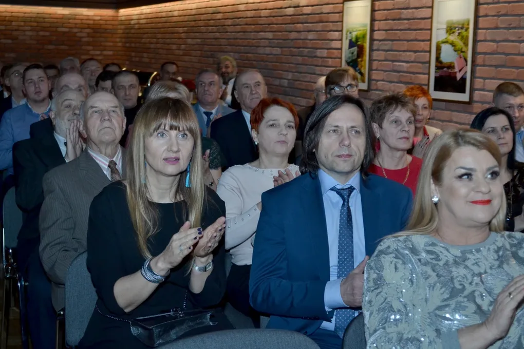 Brok z nowoczesną salą widowiskową (zdjęcia)