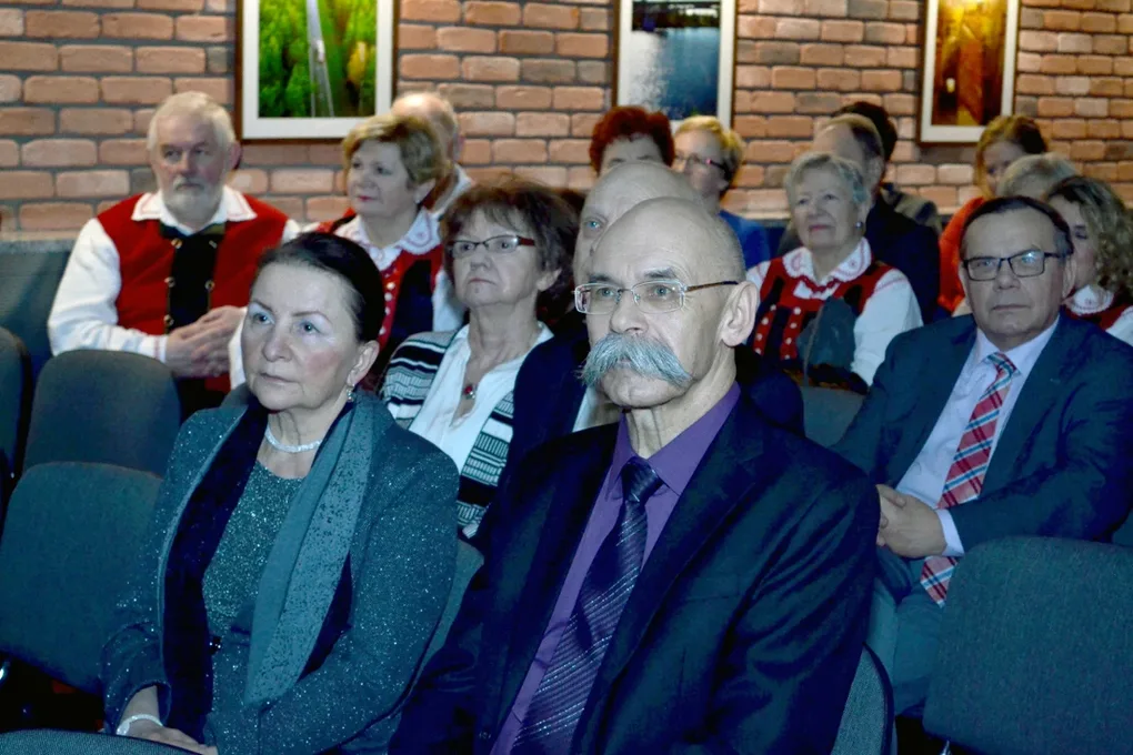 Brok z nowoczesną salą widowiskową (zdjęcia)