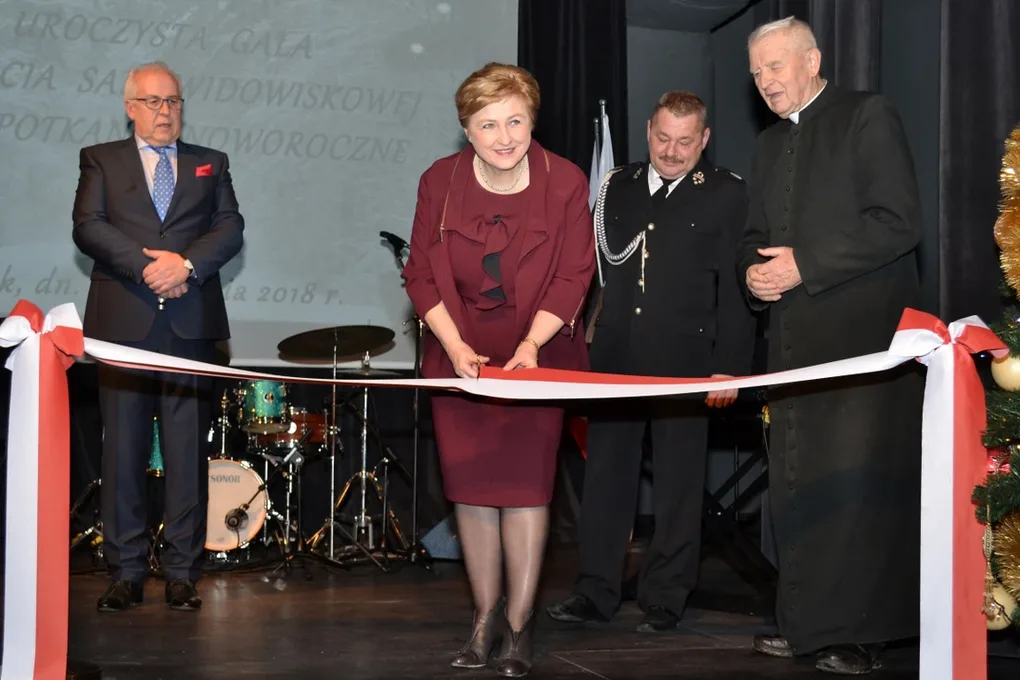 Brok z nowoczesną salą widowiskową (zdjęcia)