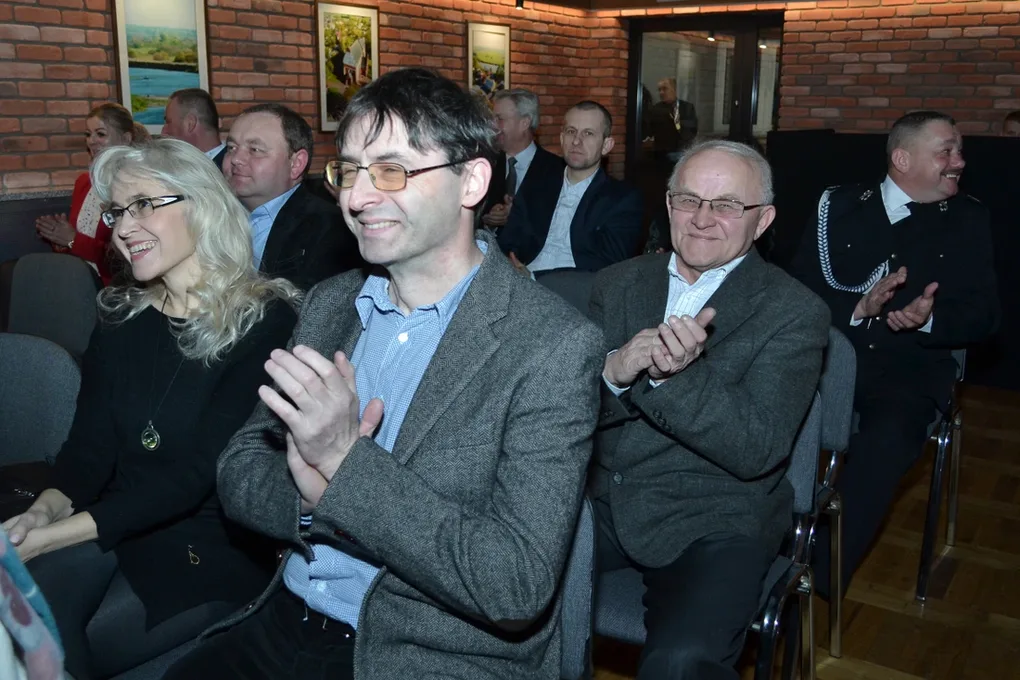 Brok z nowoczesną salą widowiskową (zdjęcia)