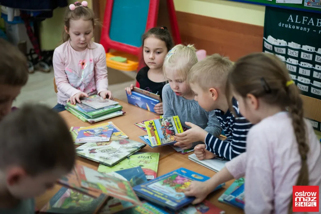 Mobilna biblioteka w ostrowskiej "trójce" (zdjęcia, wideo)