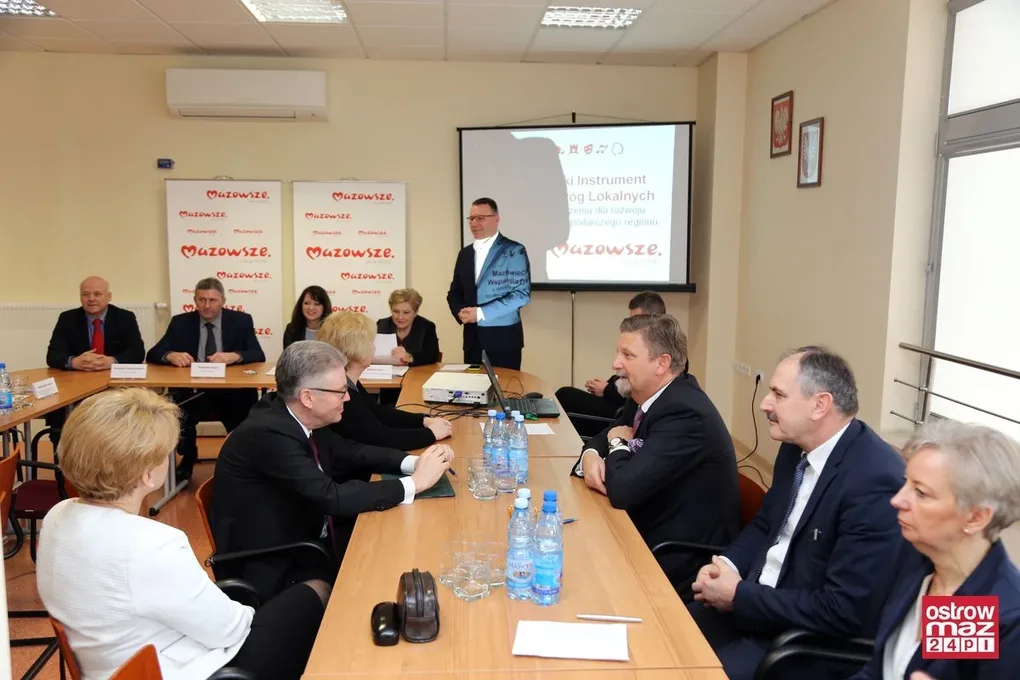 Prawie 2 mln zł dla powiatu ostrowskiego (zdjęcia)