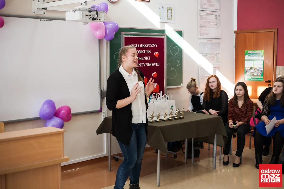 Anglojęzyczny konkurs piosenki walentynkowej (zdjęcia, wideo)