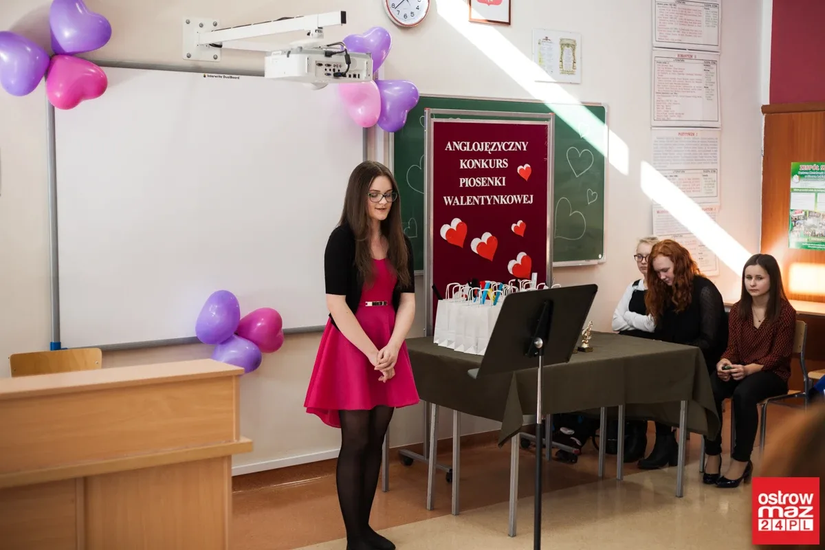 Anglojęzyczny konkurs piosenki walentynkowej (zdjęcia, wideo)