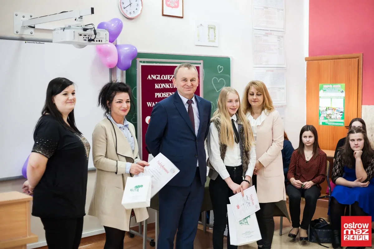 Anglojęzyczny konkurs piosenki walentynkowej (zdjęcia, wideo)