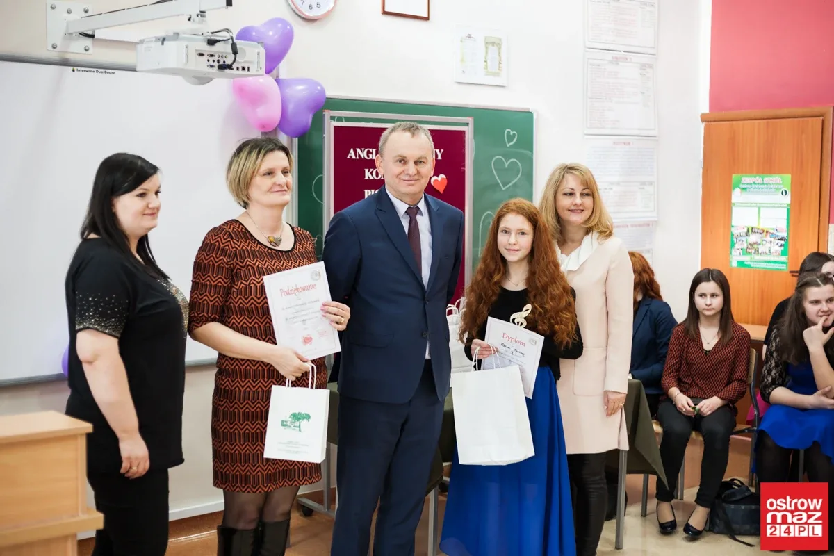Anglojęzyczny konkurs piosenki walentynkowej (zdjęcia, wideo)