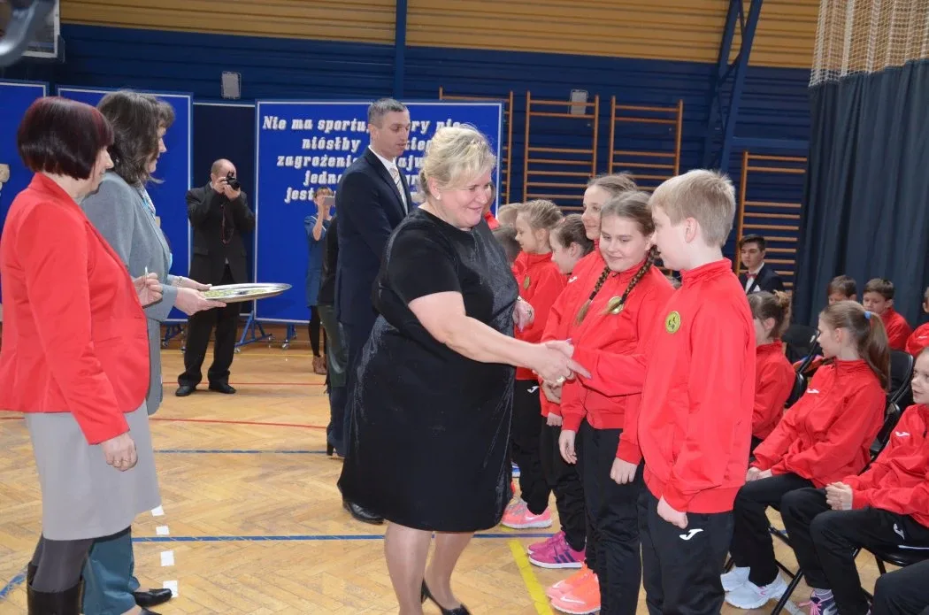 Ślubowanie uczniów pierwszej klasy sportowej w Małkini Górnej (zdjęcia)