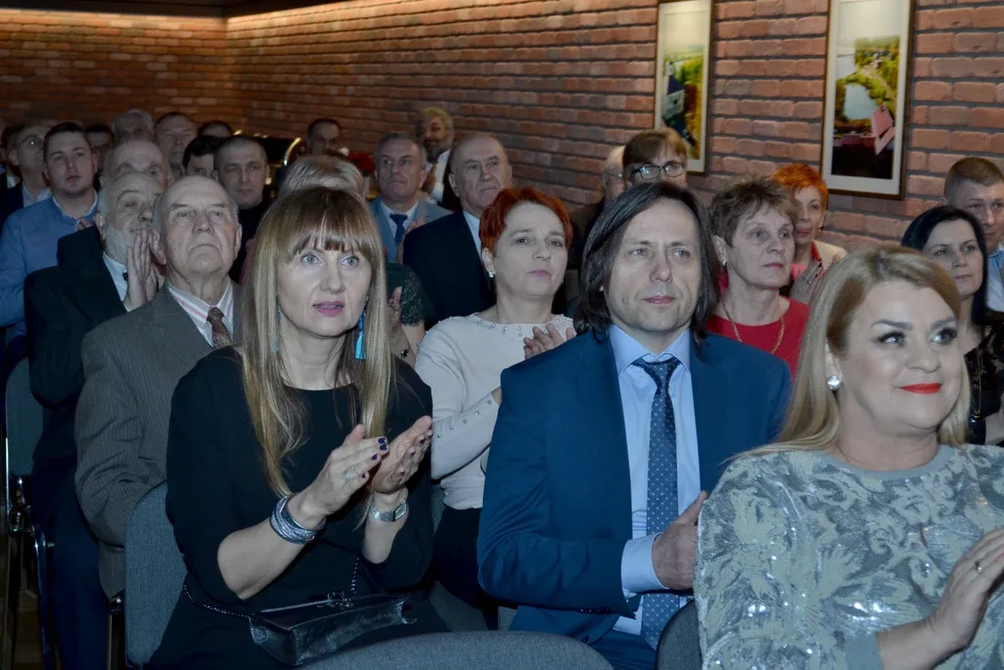 Brok z nowoczesną salą widowiskową (zdjęcia)