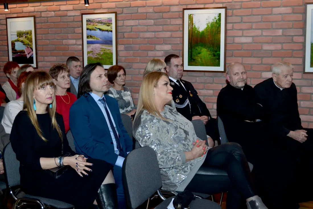 Brok z nowoczesną salą widowiskową (zdjęcia)