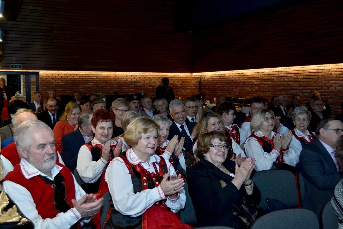 Brok z nowoczesną salą widowiskową (zdjęcia)