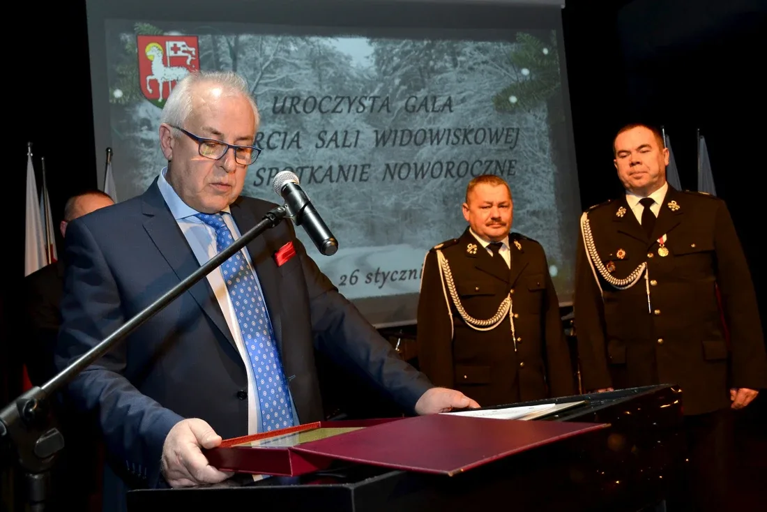 Brok z nowoczesną salą widowiskową (zdjęcia)