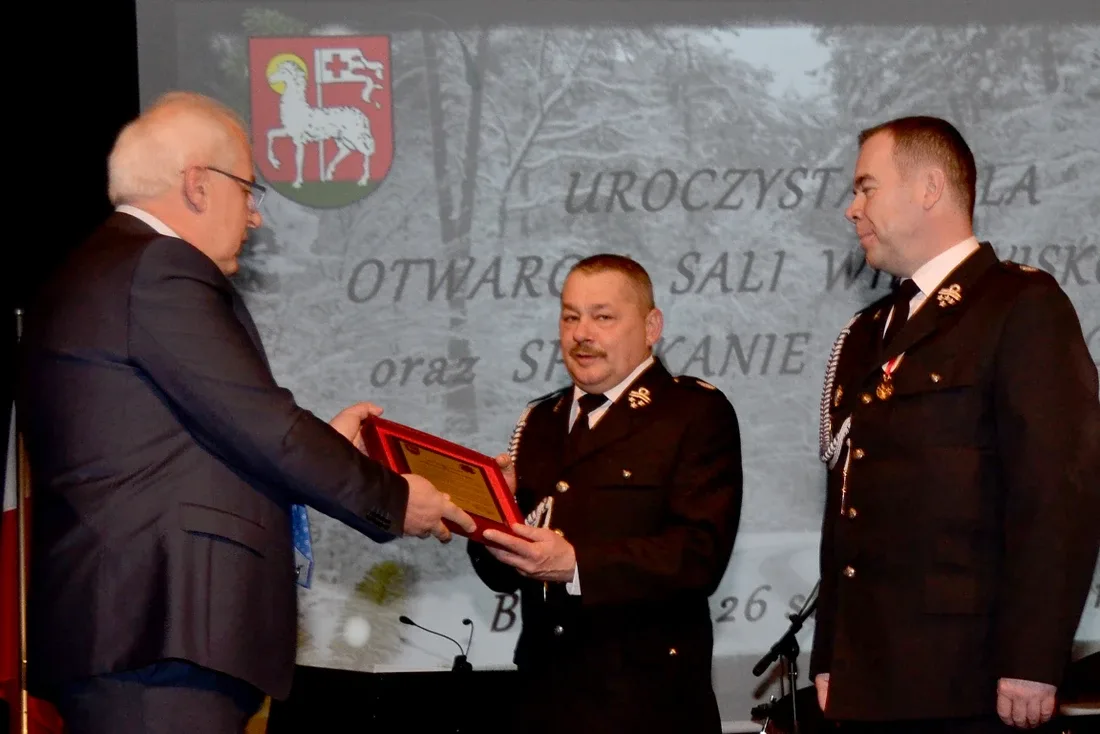 Brok z nowoczesną salą widowiskową (zdjęcia)