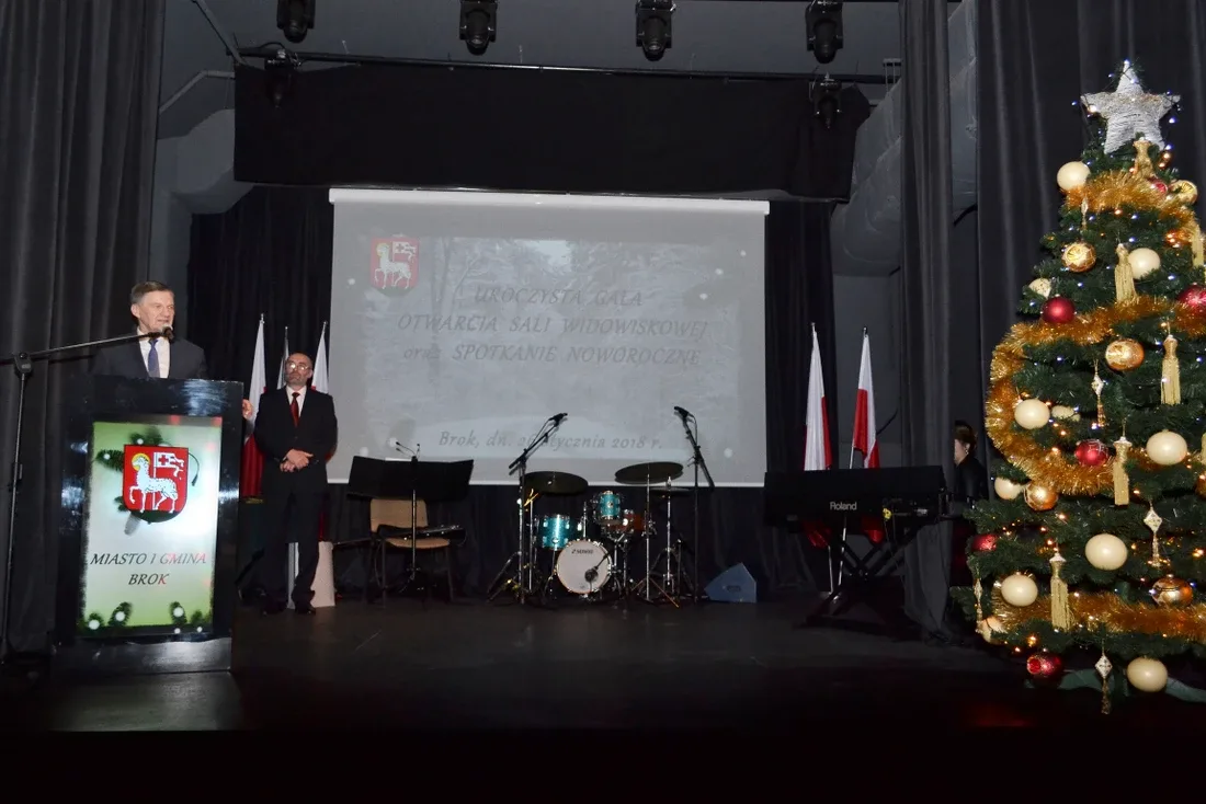 Brok z nowoczesną salą widowiskową (zdjęcia)