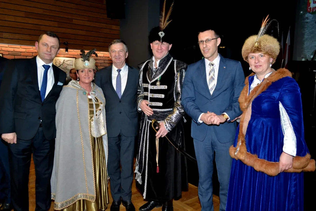 Brok z nowoczesną salą widowiskową (zdjęcia)
