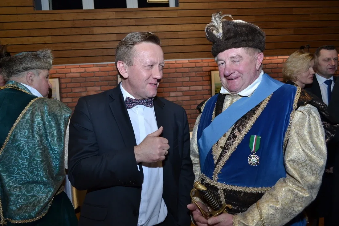 Brok z nowoczesną salą widowiskową (zdjęcia)