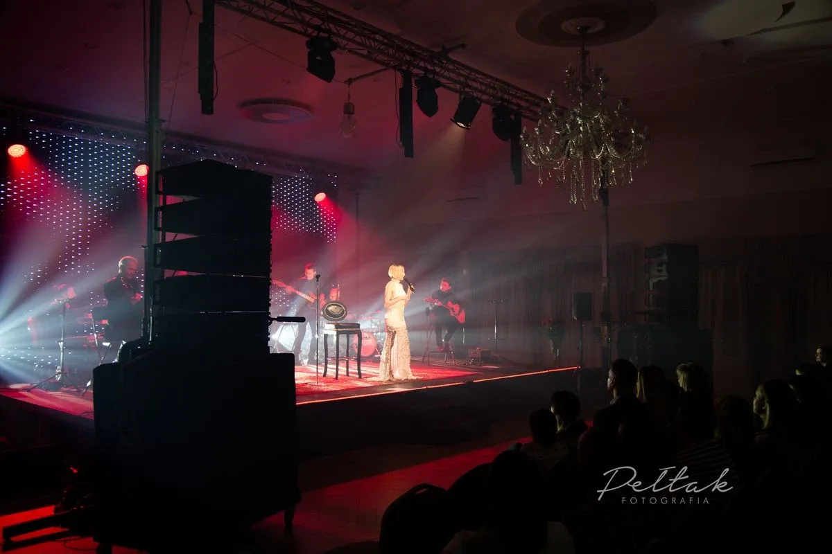 Magiczny wieczór z muzyką. Anna Wyszkoni w Ostrowi Mazowieckiej (zdjęcia, wideo)