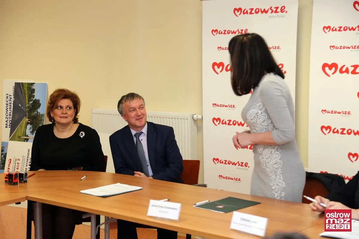 Prawie 2 mln zł dla powiatu ostrowskiego (zdjęcia)