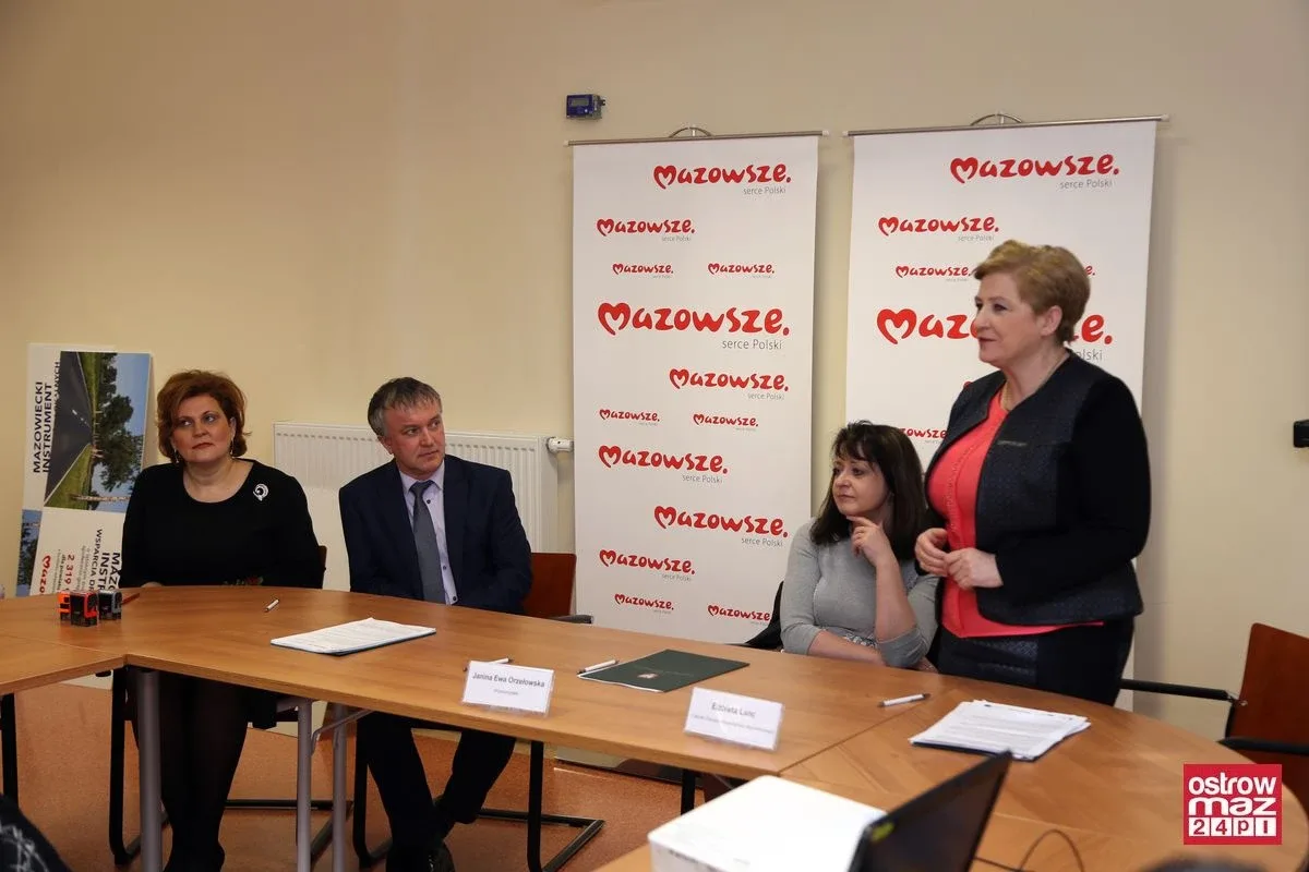 Prawie 2 mln zł dla powiatu ostrowskiego (zdjęcia)