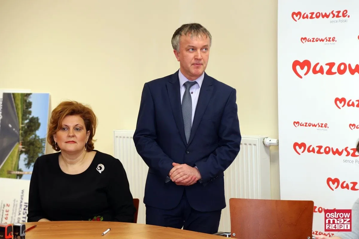 Prawie 2 mln zł dla powiatu ostrowskiego (zdjęcia)