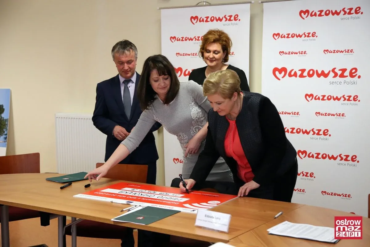 Prawie 2 mln zł dla powiatu ostrowskiego (zdjęcia)