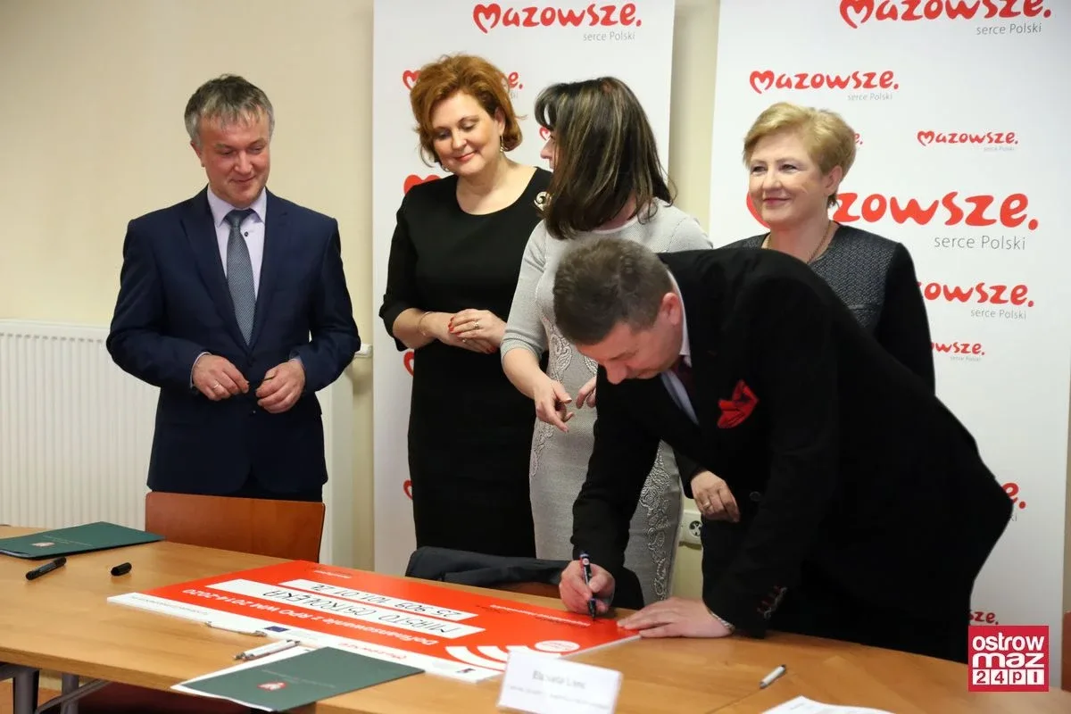 Prawie 2 mln zł dla powiatu ostrowskiego (zdjęcia)