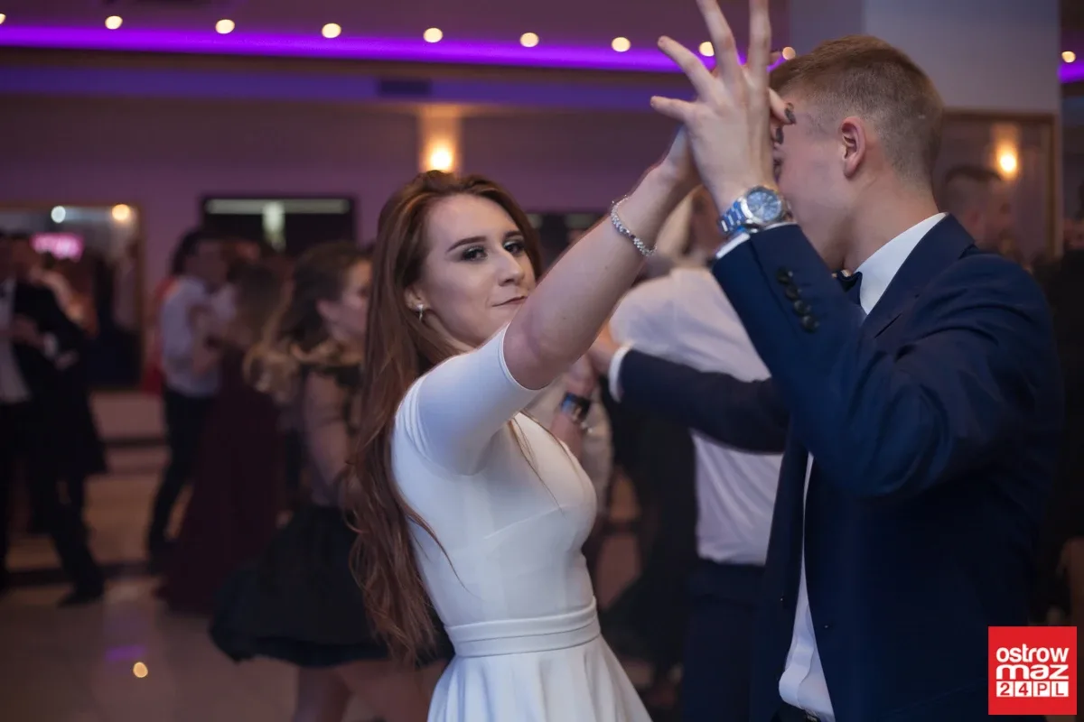Studniówka maturzystów LO im. M. Kopernika (zdjęcia, wideo)