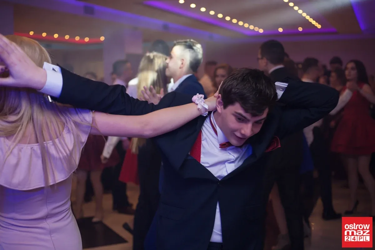 Studniówka maturzystów LO im. M. Kopernika (zdjęcia, wideo)