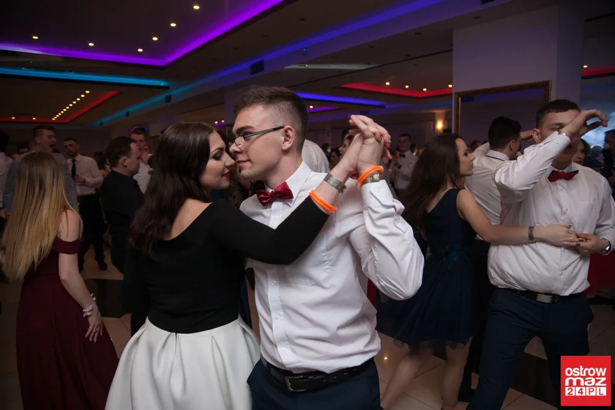 Studniówka maturzystów LO im. M. Kopernika (zdjęcia, wideo)