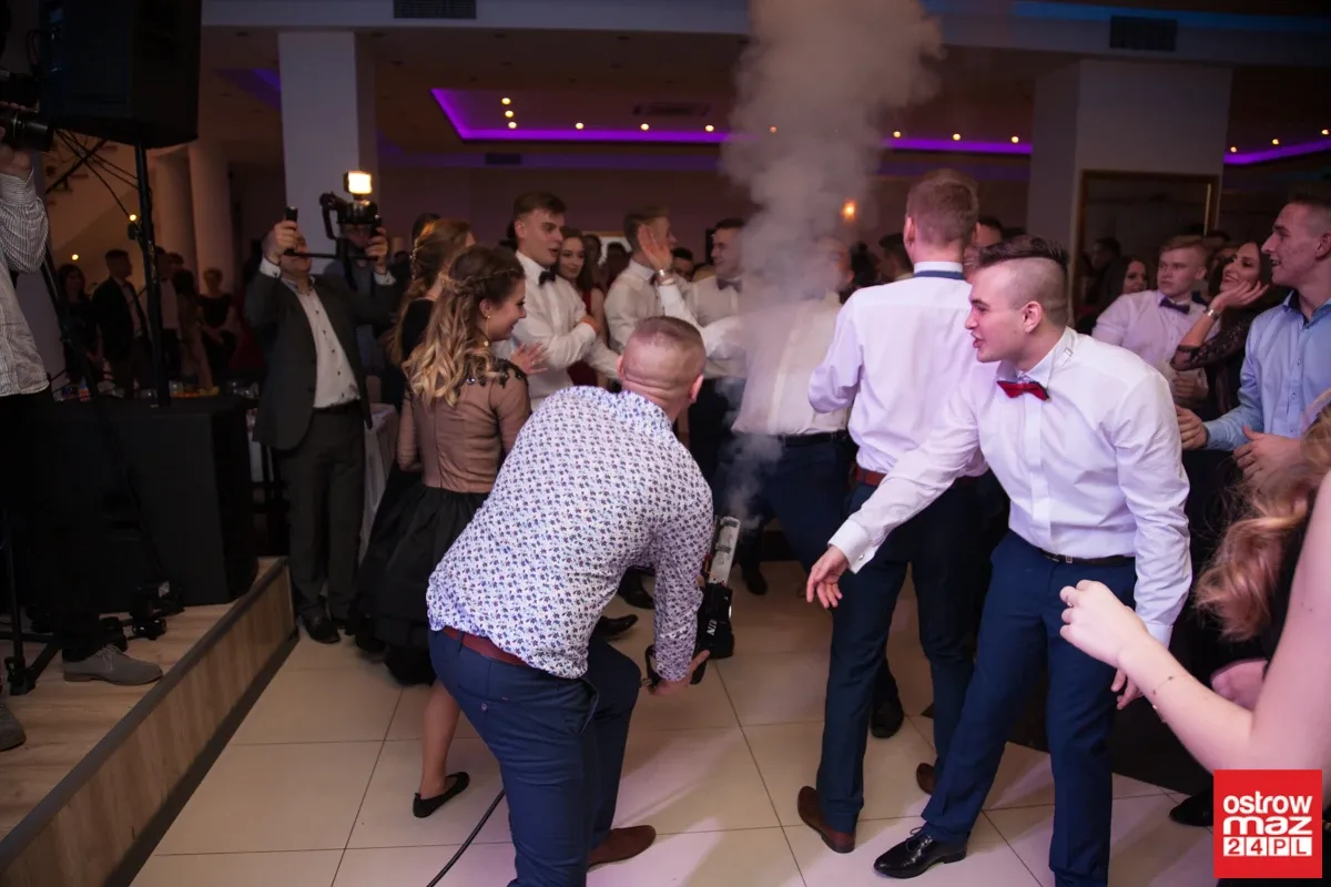 Studniówka maturzystów LO im. M. Kopernika (zdjęcia, wideo)