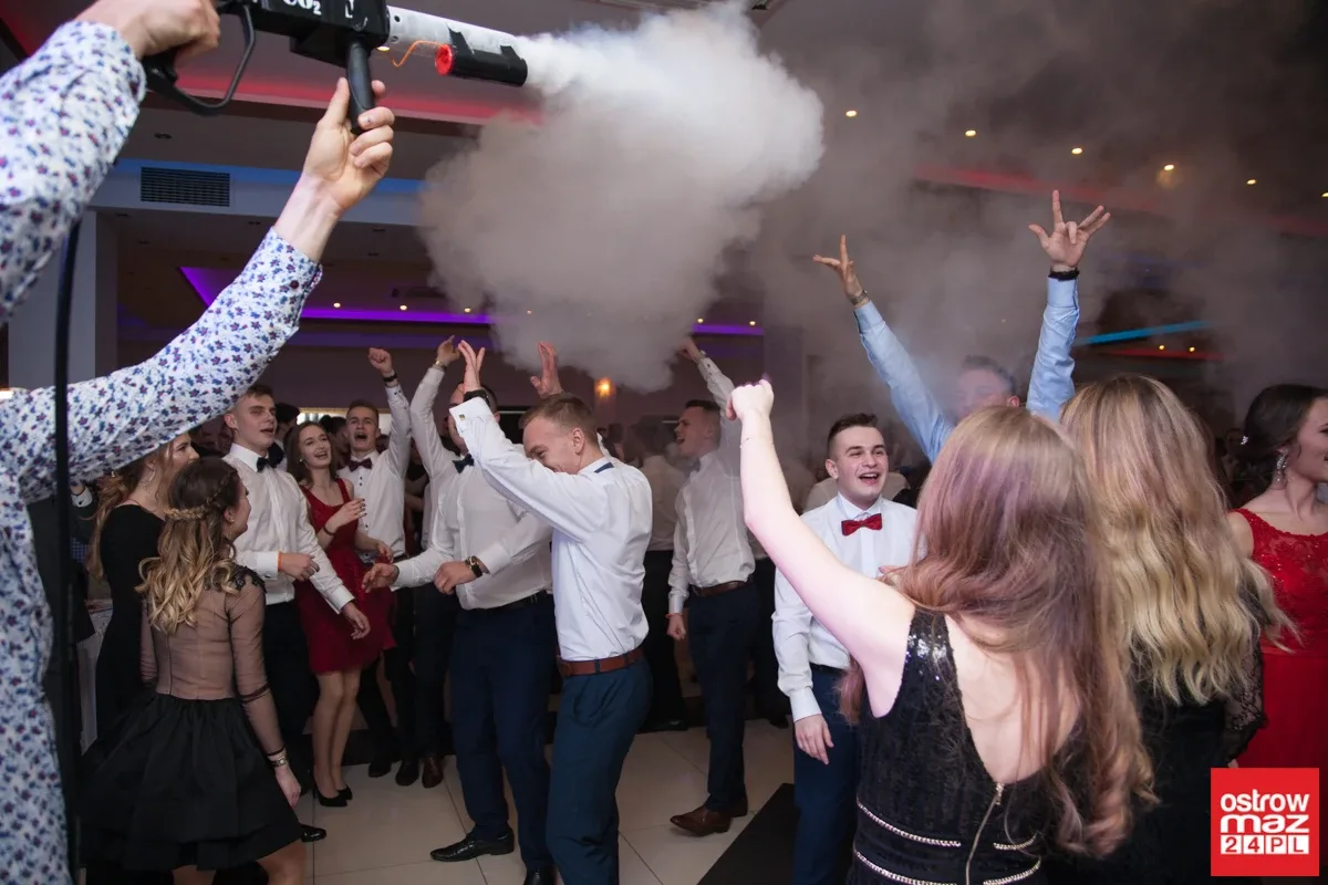 Studniówka maturzystów LO im. M. Kopernika (zdjęcia, wideo)