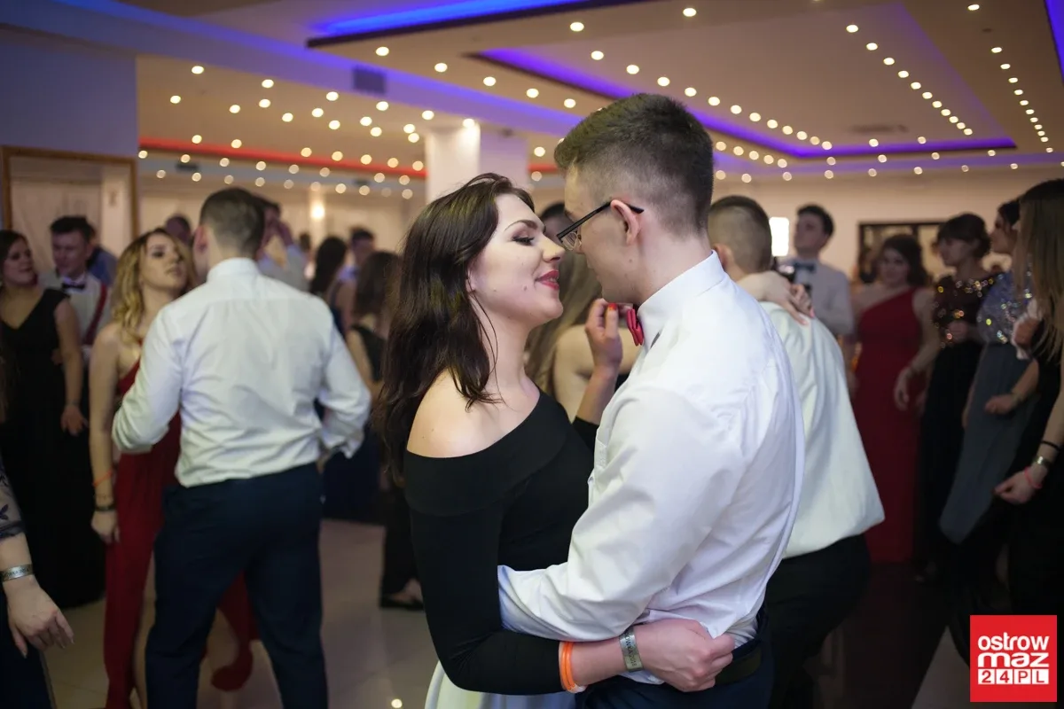 Studniówka maturzystów LO im. M. Kopernika (zdjęcia, wideo)