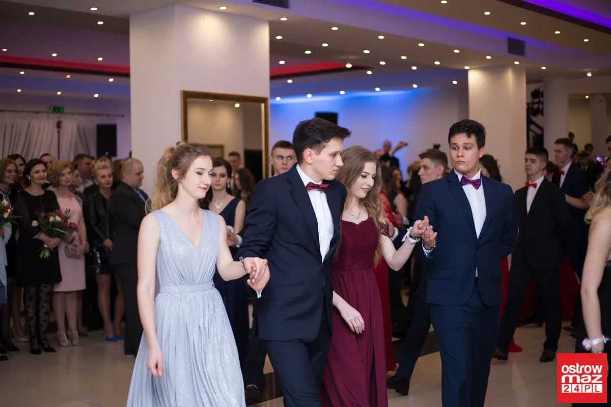 Studniówka maturzystów LO im. M. Kopernika (zdjęcia, wideo)