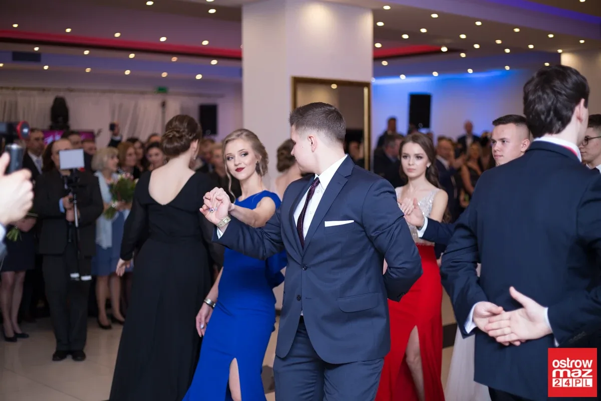 Studniówka maturzystów LO im. M. Kopernika (zdjęcia, wideo)