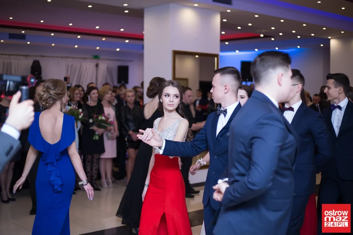 Studniówka maturzystów LO im. M. Kopernika (zdjęcia, wideo)