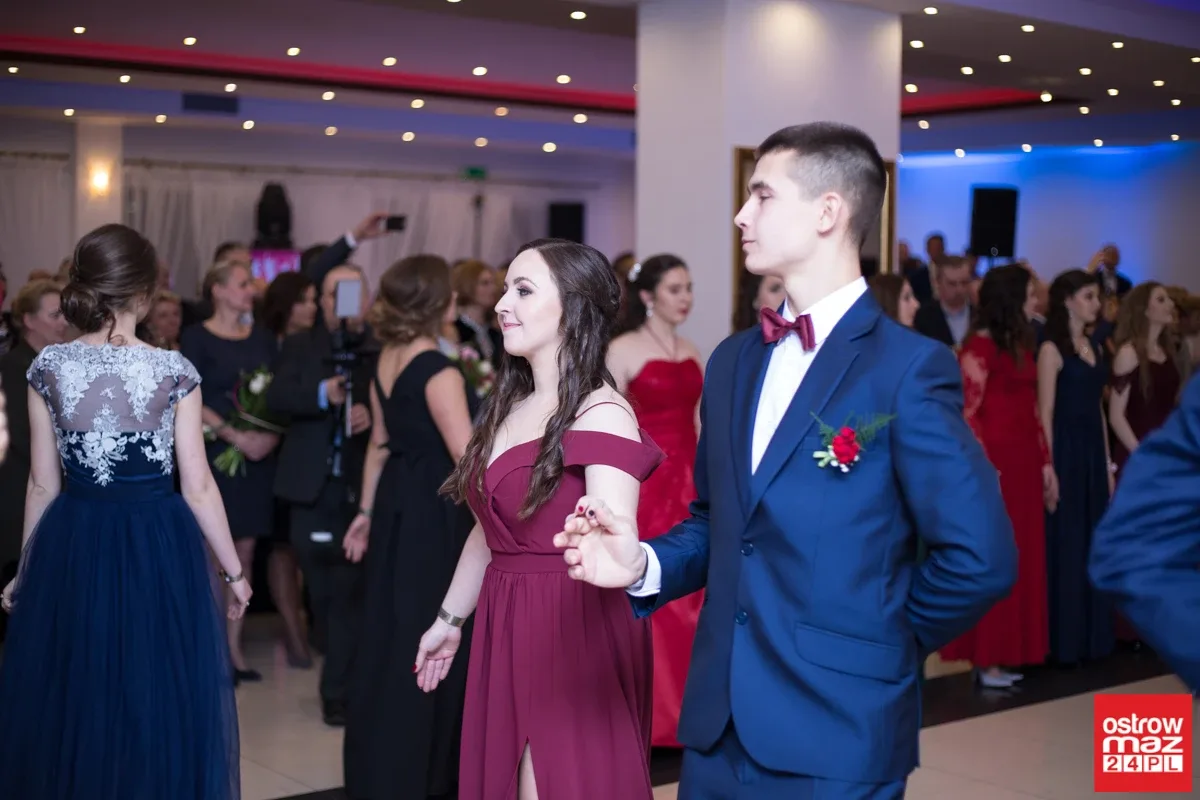 Studniówka maturzystów LO im. M. Kopernika (zdjęcia, wideo)