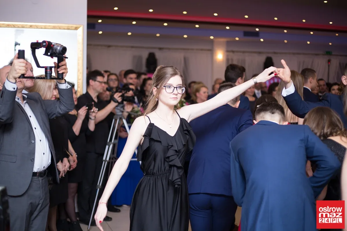 Studniówka maturzystów LO im. M. Kopernika (zdjęcia, wideo)