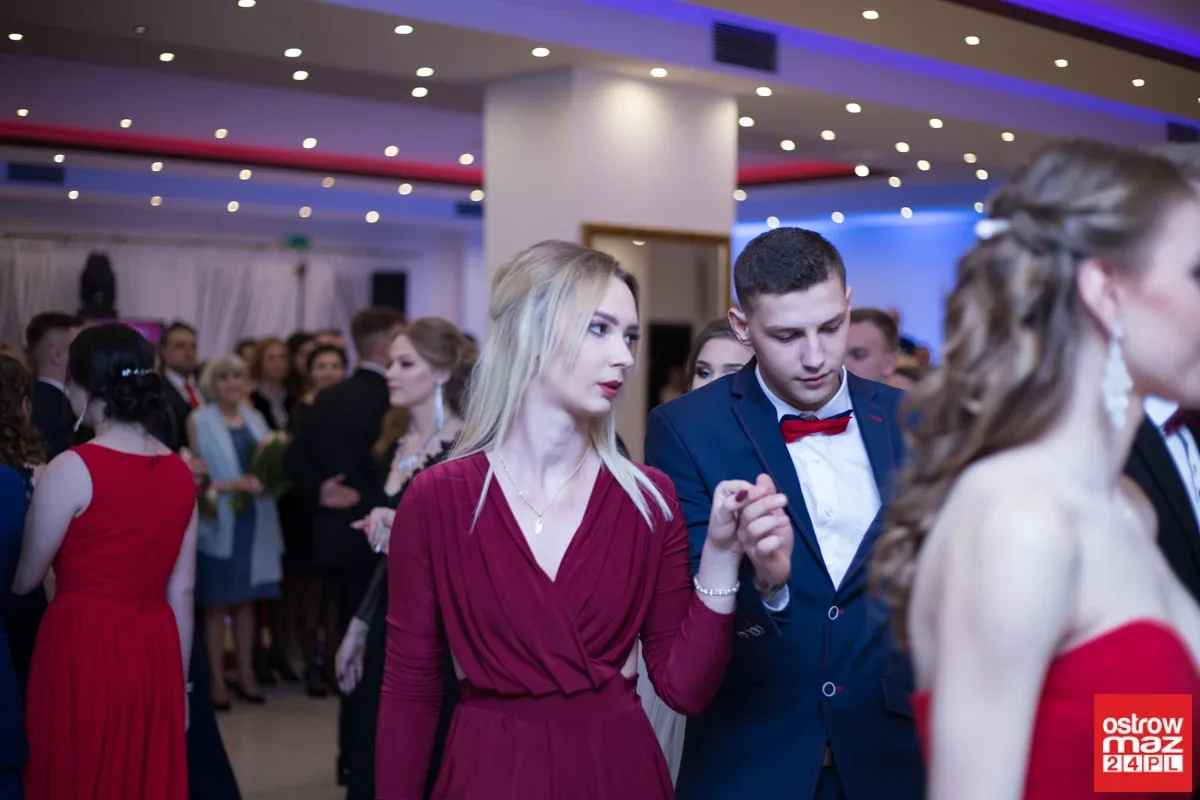 Studniówka maturzystów LO im. M. Kopernika (zdjęcia, wideo)