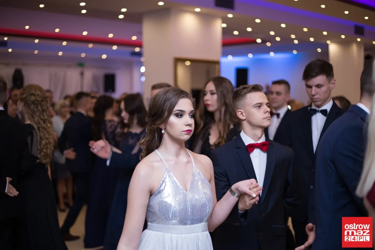 Studniówka maturzystów LO im. M. Kopernika (zdjęcia, wideo)