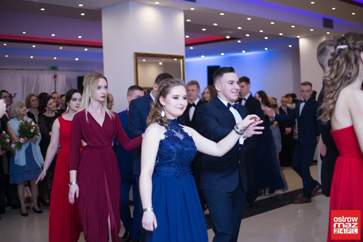 Studniówka maturzystów LO im. M. Kopernika (zdjęcia, wideo)