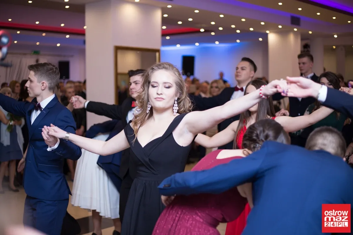 Studniówka maturzystów LO im. M. Kopernika (zdjęcia, wideo)